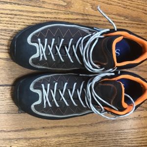 A solo goretex hiking shoes men’s 9.5 mid very good condition